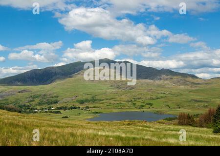 Sur les pentes de y Garn dans le parc national de Snowdonia en regardant vers Llyn y Gader avec Snowdon en arrière-plan. Banque D'Images