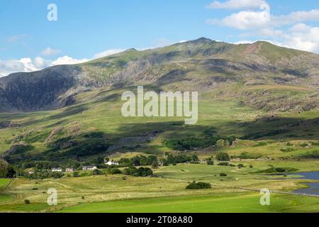 Sur les pentes de y Garn dans le parc national de Snowdonia en regardant vers la crête de Snowdon yr Wyddfa Banque D'Images