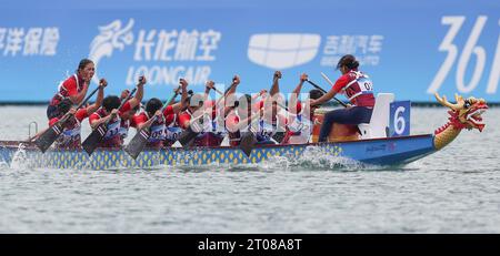 Wenzhou, province chinoise du Zhejiang. 5 octobre 2023. L'équipe thaïlandaise participe à la grande finale du bateau dragon féminin de 500 m aux 19e Jeux asiatiques à Wenzhou, dans la province du Zhejiang, dans l'est de la Chine, le 5 octobre 2023. Crédit : Meng Chenguang/Xinhua/Alamy Live News Banque D'Images