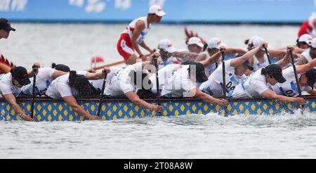 Wenzhou, province chinoise du Zhejiang. 5 octobre 2023. L'équipe de Chine (à l'avant) participe à la grande finale du bateau-dragon féminin sur 500 m aux 19e Jeux asiatiques à Wenzhou, dans la province du Zhejiang, dans l'est de la Chine, le 5 octobre 2023. Crédit : Meng Chenguang/Xinhua/Alamy Live News Banque D'Images