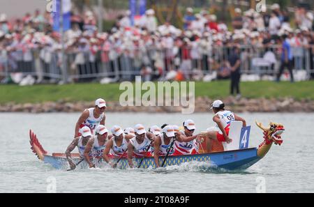 Wenzhou, province chinoise du Zhejiang. 5 octobre 2023. L'équipe indonésienne participe à la grande finale du bateau dragon féminin de 500 m aux 19e Jeux asiatiques à Wenzhou, dans la province du Zhejiang, dans l'est de la Chine, le 5 octobre 2023. Crédit : Meng Chenguang/Xinhua/Alamy Live News Banque D'Images