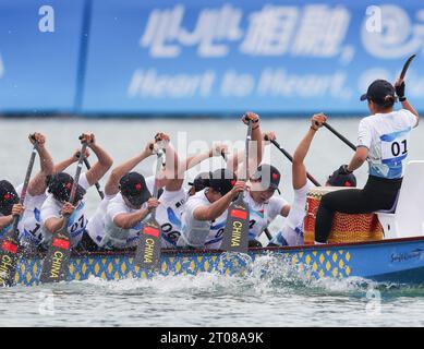 Wenzhou, province chinoise du Zhejiang. 5 octobre 2023. L'équipe chinoise participe à la grande finale du bateau dragon féminin sur 500 m aux 19e Jeux asiatiques à Wenzhou, dans la province du Zhejiang, dans l'est de la Chine, le 5 octobre 2023. Crédit : Meng Chenguang/Xinhua/Alamy Live News Banque D'Images