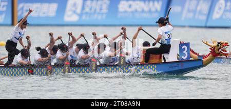 Wenzhou, province chinoise du Zhejiang. 5 octobre 2023. L'équipe chinoise participe à la grande finale du bateau dragon féminin sur 500 m aux 19e Jeux asiatiques à Wenzhou, dans la province du Zhejiang, dans l'est de la Chine, le 5 octobre 2023. Crédit : Meng Chenguang/Xinhua/Alamy Live News Banque D'Images