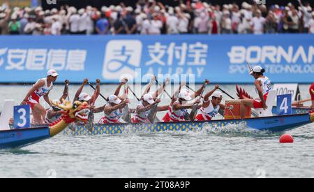 Wenzhou, province chinoise du Zhejiang. 5 octobre 2023. L'équipe indonésienne participe à la grande finale du bateau dragon féminin de 500 m aux 19e Jeux asiatiques à Wenzhou, dans la province du Zhejiang, dans l'est de la Chine, le 5 octobre 2023. Crédit : Meng Chenguang/Xinhua/Alamy Live News Banque D'Images