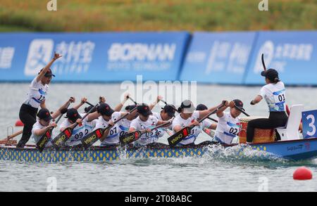 Wenzhou, province chinoise du Zhejiang. 5 octobre 2023. L'équipe chinoise participe à la grande finale du bateau dragon féminin sur 500 m aux 19e Jeux asiatiques à Wenzhou, dans la province du Zhejiang, dans l'est de la Chine, le 5 octobre 2023. Crédit : Meng Chenguang/Xinhua/Alamy Live News Banque D'Images