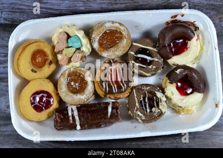 Assortiment de biscuits français, Buttery, crumbly, décadent, et simple farci et couvert de différentes saveurs, chocolat blanc et brun, déchiquetés Banque D'Images