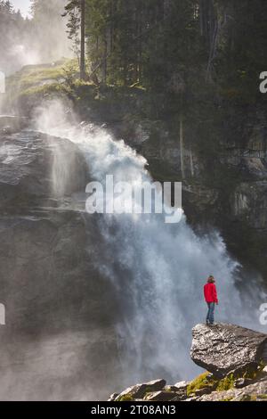 Cascades de Krimml et forêt dans le parc Hohe Tauern Natinal. Autriche Banque D'Images