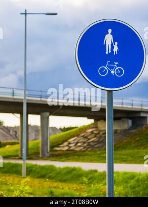 Vélo partagé circulaire et signe de marche de vélo et piéton marchant. Banque D'Images