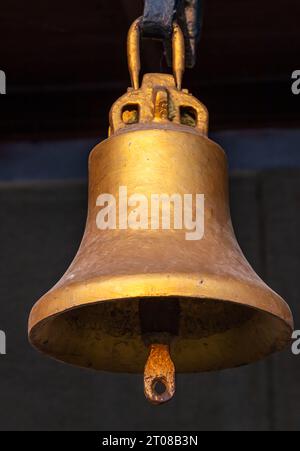 Ancienne cloche en cuivre d'époque. Décoration élément concept à l'intérieur d'une terrasse, cabine d'un navire, restaurant, chambre, maison, décoré sur un thème marin Banque D'Images