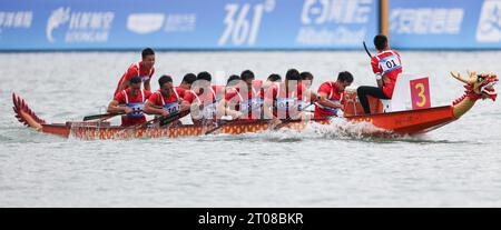 Wenzhou, province chinoise du Zhejiang. 5 octobre 2023. L'équipe de Chine participe à la grande finale du bateau dragon masculin sur 500 m aux 19e Jeux asiatiques à Wenzhou, dans la province du Zhejiang, dans l'est de la Chine, le 5 octobre 2023. Crédit : Meng Chenguang/Xinhua/Alamy Live News Banque D'Images