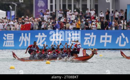 Wenzhou, province chinoise du Zhejiang. 5 octobre 2023. L'équipe thaïlandaise participe à la grande finale du bateau dragon masculin sur 500 m aux 19e Jeux asiatiques à Wenzhou, dans la province du Zhejiang, dans l'est de la Chine, le 5 octobre 2023. Crédit : Meng Chenguang/Xinhua/Alamy Live News Banque D'Images