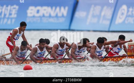 Wenzhou, province chinoise du Zhejiang. 5 octobre 2023. L'équipe indonésienne participe à la grande finale du bateau dragon masculin sur 500 m aux 19e Jeux asiatiques à Wenzhou, dans la province du Zhejiang, dans l'est de la Chine, le 5 octobre 2023. Crédit : Meng Chenguang/Xinhua/Alamy Live News Banque D'Images