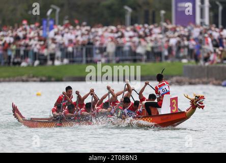 Wenzhou, province chinoise du Zhejiang. 5 octobre 2023. L'équipe de Chine participe à la grande finale du bateau dragon masculin sur 500 m aux 19e Jeux asiatiques à Wenzhou, dans la province du Zhejiang, dans l'est de la Chine, le 5 octobre 2023. Crédit : Meng Chenguang/Xinhua/Alamy Live News Banque D'Images