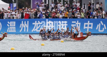 Wenzhou, province chinoise du Zhejiang. 5 octobre 2023. L'équipe de Corée du Sud participe à la grande finale du bateau dragon masculin 500m aux 19e Jeux asiatiques à Wenzhou, dans la province du Zhejiang, dans l'est de la Chine, le 5 octobre 2023. Crédit : Meng Chenguang/Xinhua/Alamy Live News Banque D'Images