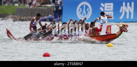 Wenzhou, province chinoise du Zhejiang. 5 octobre 2023. L'équipe indonésienne participe à la grande finale du bateau dragon masculin sur 500 m aux 19e Jeux asiatiques à Wenzhou, dans la province du Zhejiang, dans l'est de la Chine, le 5 octobre 2023. Crédit : Meng Chenguang/Xinhua/Alamy Live News Banque D'Images