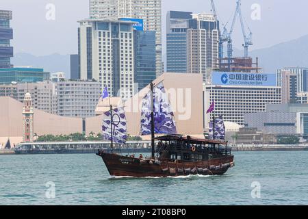 Aqualuna II / 2, charmante croisière en jonque dans le port de Victoria & skyline, Hong Kong SAR, Chine Banque D'Images