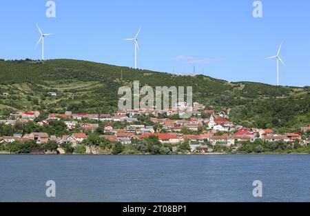 Coronini village & Moldavie Noua Onshore éoliennes ferme sur la colline, côté roumain du Danube, frontière avec la Serbie, Roumanie énergie électrique Banque D'Images