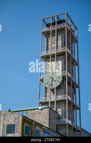 Hôtel de ville d'Aarhus avec tour d'horloge, vue à faible angle, ciel dégagé, plan vertical Banque D'Images