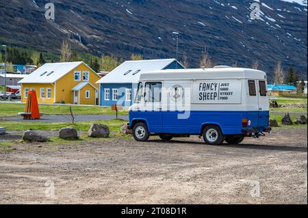 Fancy Sheep juste bon camion de nourriture de rue à l'espace de stationnement à Seydisfjordur, Islande, vue latérale Banque D'Images