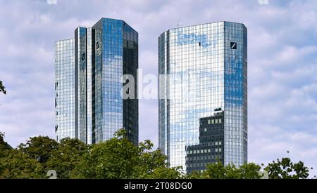 04.10.2023, xblx, Türme der Deutsche Bank Zentrale in Frankfurt, Zwillingstürme Hochhaus, emwirt Frankfurt am main *** 04 10 2023, xblx, tours du siège de Deutsche Bank à Francfort, gratte-ciel à tours jumelles, emwirt Frankfurt am main crédit : Imago/Alamy Live News Banque D'Images