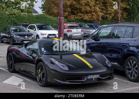 Ferrari 458 Italia noire à rayures jaunes garée à Nancy Banque D'Images