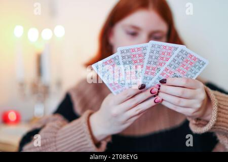 Jeune fille dans la pose de foulard tenant Tarot Cards photo Banque D'Images