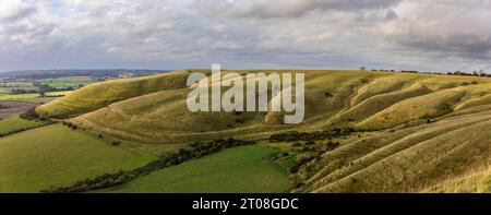 Vue de la Roundway Down Hillfort et escarpement sur le bord du nord Wessex Downs Devizes Wiltshire dans le sud-ouest de l'Angleterre Royaume-Uni Banque D'Images