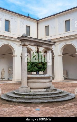 Rome, Italie - 22 janvier 2023 : Cour des anciens thermes romains de Dioclétien Banque D'Images