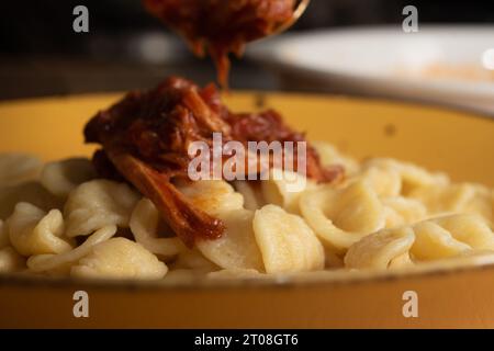 Servir des Ragù napolitains sur des pâtes Orecchiette dans Home Kitchen Banque D'Images