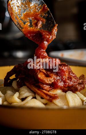 Servir des Ragù napolitains sur des pâtes Orecchiette dans Home Kitchen Banque D'Images