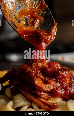 Servir des Ragù napolitains sur des pâtes Orecchiette dans Home Kitchen Banque D'Images