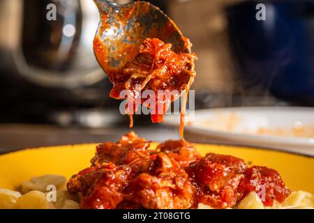 Servir des Ragù napolitains sur des pâtes Orecchiette dans Home Kitchen Banque D'Images