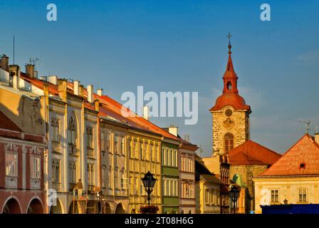 Église de St Ignace et maisons à Valdštejnské náměstí en Arès dans Siracusa (région de Hradec Králové, République Tchèque) Banque D'Images