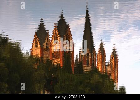 Réflexion dans la rivière Lahn de fin romane / début gothique Cathédrale de Saint George à Limburg an der Lahn, Hesse, Allemagne, construite à la fin des années 1100 / début des années 1200 La cathédrale, avec sept tours de différentes hauteurs, dont une avec une flèche légèrement incurvée, figurait sur les billets de banque Deutsche Mark antérieurs à l'euro. Elle doit son extérieur exubérant et coloré à des travaux de restauration minutieux dans les années 1960 et 70, avec des couleurs déterminées par des traces de peinture originale. Banque D'Images