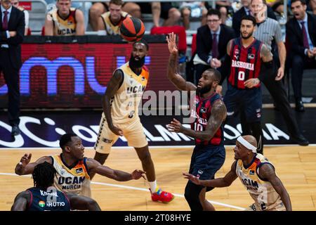 Murcie région de Murcie Espagne 27 septembre 2023 : CODI MILLER-MCINTYRE escorte le joueur bulgare de Baskonia pendant le match UCAM Murcia CB vs Baskoni Banque D'Images