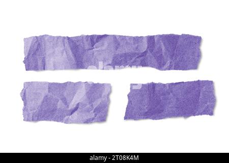 Morceaux de papier violets froissés avec bord déchiré isolé sur fond blanc. Papier artisanal recyclé froissé, texture froissée, bordure grunge déchirée. Templa Banque D'Images