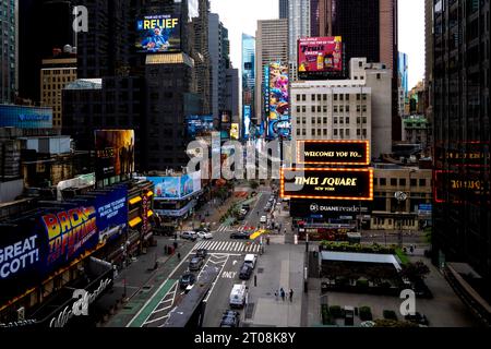 TIMES SQUARE, NEW YORK, ÉTATS-UNIS, - 16 SEPTEMBRE 2023. Vue panoramique à angle élevé des bâtiments et des panneaux d'affichage électroniques accueillant les gens à Times Square ne Banque D'Images