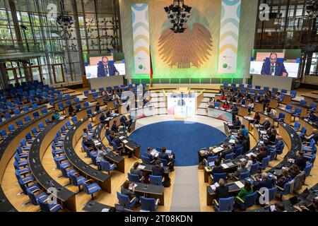 Bonn, Allemagne. 05 octobre 2023. Vue sur le plénum du bâtiment du Parlement fédéral où se tient la conférence internationale de reconstitution des ressources du Fonds vert pour le climat. La conférence vise à attirer l'attention sur la protection internationale du climat et à mobiliser des contributions pour le fonds pour les années 2024 à 2027. Crédit : Thomas Banneyer/dpa/Alamy Live News Banque D'Images