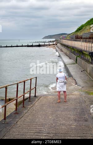 plage et promenade à overstrand nord norfolk angleterre à marée haute Banque D'Images