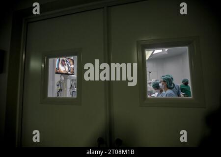 Bandung, Java Ouest, Indonésie. 5 octobre 2023. Un ophtalmologiste effectue une chirurgie de la cataracte sur un patient au Centre National de l’œil de l’Hôpital Cicendo Eye, Bandung, Java Ouest, Indonésie. Parallèlement à la Journée mondiale de la vue, le Ministère des entreprises publiques a organisé gratuitement une chirurgie de la cataracte pour 25 patients atteints de cataracte et des examens oculaires gratuits pour 100 résidents. (Image de crédit : © Agvi Firdaus/ZUMA Press Wire) USAGE ÉDITORIAL SEULEMENT! Non destiné à UN USAGE commercial ! Banque D'Images