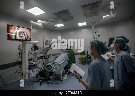 Bandung, Java Ouest, Indonésie. 5 octobre 2023. Un ophtalmologiste effectue une chirurgie de la cataracte sur un patient au Centre National de l’œil de l’Hôpital Cicendo Eye, Bandung, Java Ouest, Indonésie. Parallèlement à la Journée mondiale de la vue, le Ministère des entreprises publiques a organisé gratuitement une chirurgie de la cataracte pour 25 patients atteints de cataracte et des examens oculaires gratuits pour 100 résidents. (Image de crédit : © Agvi Firdaus/ZUMA Press Wire) USAGE ÉDITORIAL SEULEMENT! Non destiné à UN USAGE commercial ! Banque D'Images