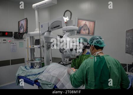 Bandung, Java Ouest, Indonésie. 5 octobre 2023. Un ophtalmologiste effectue une chirurgie de la cataracte sur un patient au Centre National de l’œil de l’Hôpital Cicendo Eye, Bandung, Java Ouest, Indonésie. Parallèlement à la Journée mondiale de la vue, le Ministère des entreprises publiques a organisé gratuitement une chirurgie de la cataracte pour 25 patients atteints de cataracte et des examens oculaires gratuits pour 100 résidents. (Image de crédit : © Agvi Firdaus/ZUMA Press Wire) USAGE ÉDITORIAL SEULEMENT! Non destiné à UN USAGE commercial ! Banque D'Images