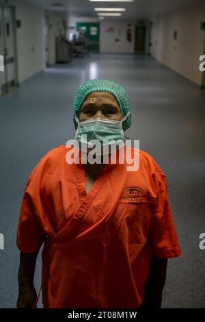 Bandung, Java Ouest, Indonésie. 5 octobre 2023. Portrait d'un patient de cataracte avant de subir une chirurgie de la cataracte au Centre National de l'œil de l'Hôpital Cicendo Eye, Bandung, Java Ouest, Indonésie. Parallèlement à la Journée mondiale de la vue, le Ministère des entreprises publiques a organisé gratuitement des chirurgies de la cataracte pour 25 patients atteints de cataracte et des examens oculaires gratuits pour 100 résidents. (Image de crédit : © Agvi Firdaus/ZUMA Press Wire) USAGE ÉDITORIAL SEULEMENT! Non destiné à UN USAGE commercial ! Banque D'Images