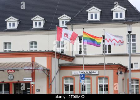 Eine Regenbogenfahne weht am Mittwoch 04.10.2023 in der Vier-Tore-Stadt Neubrandenburg Landkreis Mecklenburgische Seenplatte vor dem örtlichen Bahnhofsgebäude. Die Fahne ist ein Zeichen der Vielfalt und Toleranz. Dahingehend gibt es in Mecklenburg Vorpommern die Möglichkeit, die Flagge auch ohne besondere Genehmigung zu setzen. Trotz allem wurde sie in der Stadt bereits mehrmals entwendet. Dazu hatten Unbekannte die Fahne schon einmal gegen eine Hakenkreuzfahne ersetzt die als verboten gilt. *** Un drapeau arc-en-ciel flotte le mercredi 04 10 2023 dans la ville des quatre portes de Neubrandenburg district de M. Banque D'Images