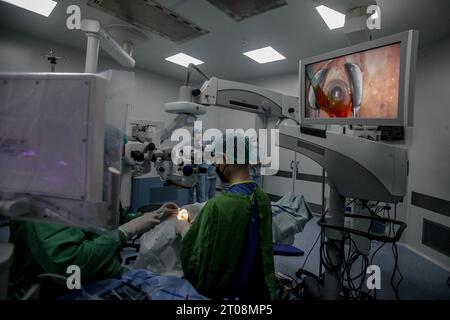 Bandung, Java Ouest, Indonésie. 5 octobre 2023. Un ophtalmologiste effectue une chirurgie de la cataracte sur un patient au Centre National de l’œil de l’Hôpital Cicendo Eye, Bandung, Java Ouest, Indonésie. Parallèlement à la Journée mondiale de la vue, le Ministère des entreprises publiques a organisé gratuitement une chirurgie de la cataracte pour 25 patients atteints de cataracte et des examens oculaires gratuits pour 100 résidents. (Image de crédit : © Agvi Firdaus/ZUMA Press Wire) USAGE ÉDITORIAL SEULEMENT! Non destiné à UN USAGE commercial ! Banque D'Images