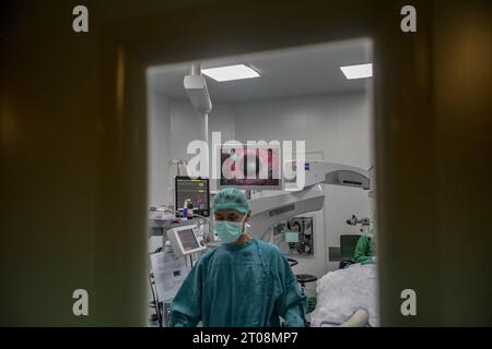 Bandung, Java Ouest, Indonésie. 5 octobre 2023. Un ophtalmologiste effectue une chirurgie de la cataracte sur un patient au Centre National de l’œil de l’Hôpital Cicendo Eye, Bandung, Java Ouest, Indonésie. Parallèlement à la Journée mondiale de la vue, le Ministère des entreprises publiques a organisé gratuitement une chirurgie de la cataracte pour 25 patients atteints de cataracte et des examens oculaires gratuits pour 100 résidents. (Image de crédit : © Agvi Firdaus/ZUMA Press Wire) USAGE ÉDITORIAL SEULEMENT! Non destiné à UN USAGE commercial ! Banque D'Images