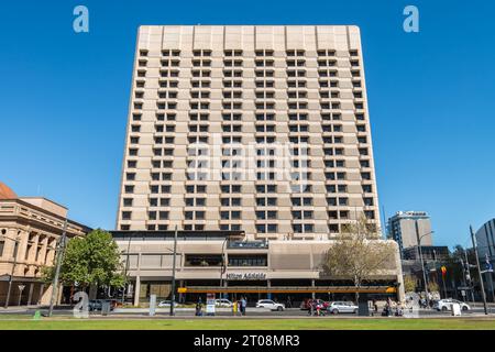 Adélaïde, Australie - 27 septembre 2019 : Hôtel Hilton Adelaide sur King William Street vu de Victoria Square par une journée lumineuse Banque D'Images