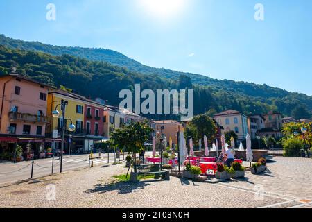 Ville de Porto Ceresio et lumière du soleil dans une journée d'été ensoleillée à Porto Ceresio, Lombardie, Italie Banque D'Images