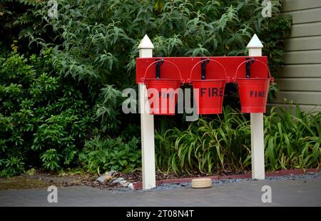 seaux d'incendie d'urgence et bol à boire pour chien weybourne gare weybourne nord norfolk angleterre Banque D'Images