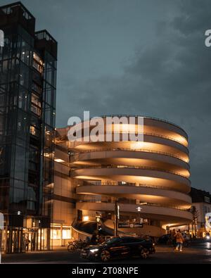 un garage de stationnement à plusieurs étages en spirale Banque D'Images